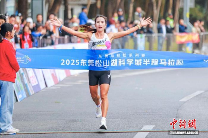 2025年东莞松山湖科学城半程马拉松鸣枪开跑：全
