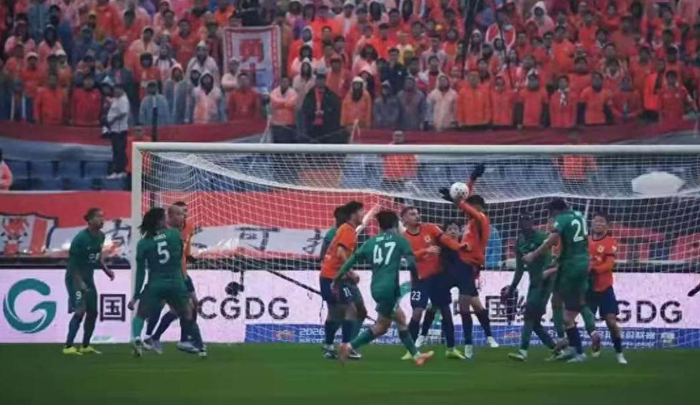 京鲁大战争议判罚引热议 转播回放遭质疑