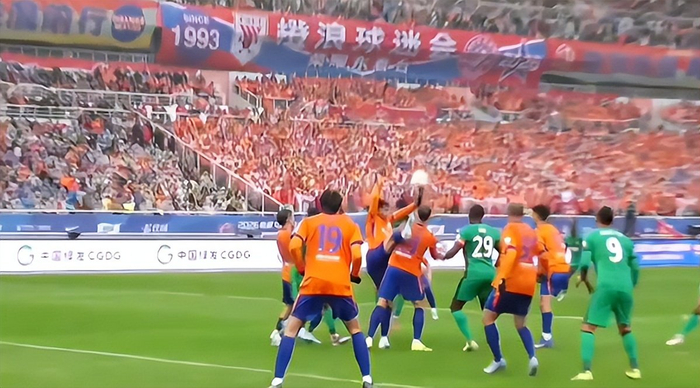 京鲁大战争议判罚引热议 转播回放遭质疑