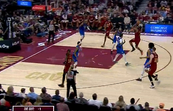 哈登第二节关键投篮遭判犯规引争议