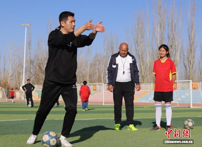 杨晨岳普湖县指导校园足球教学助力青少年成长