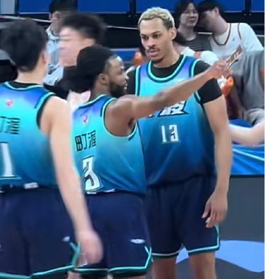 宁波男篮遭双重处罚 观众投掷杂物引争议 贝兹利