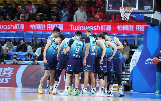 宁波男篮遭双重处罚 观众投掷杂物引争议 贝兹利