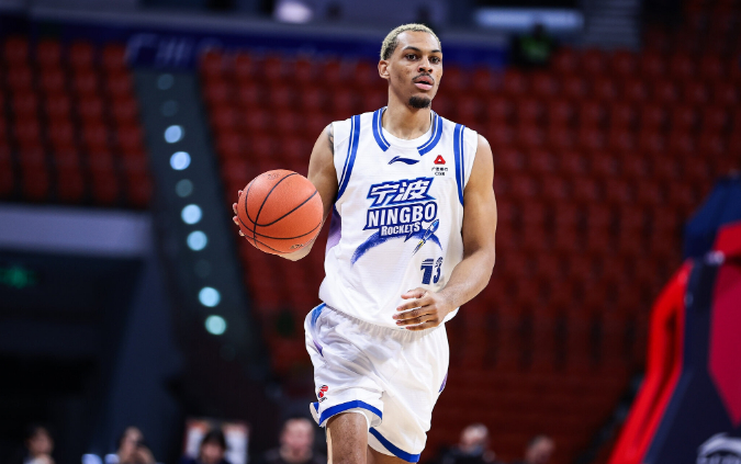 宁波男篮遭双重处罚 观众投掷杂物引争议 贝兹利